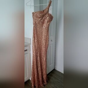 Sophisticated Gown - Perfect Homecoming Dress. (Acme-Company) M- true to size